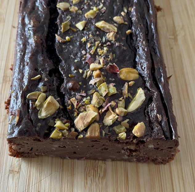 Wysokobiałkowe brownie z malinami i masłem orzechowym – fit przepis bez odżywki