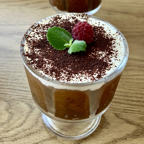 Tiramisu w pucharkach z owocami – prosty przepis na efektowny deser
