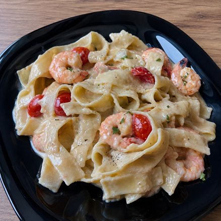 Pappardelle z krewetkami i gruszką sauté – kremowy makaron z orientalnym twistem
