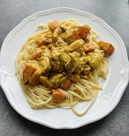 Pieczona dynia, soczysty kurczak i sos miso – odkryj smak jesiennego spaghetti