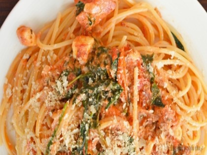 SPAGHETTI ZE ŚWIEŻYMI POMIDORAMI, SZPINAKIEM, TOFU I ZIOŁAMI (czas: 30 min.)
