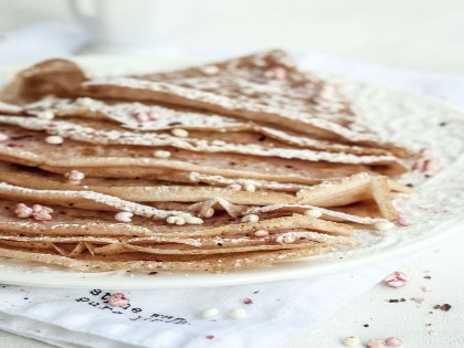 NALEŚNIKI Z BUDYNIU TRUSKAWKOWEGO Z GORĄCYM DŻEMEM TRUSKAWKOWYM (czas: 25 min.)