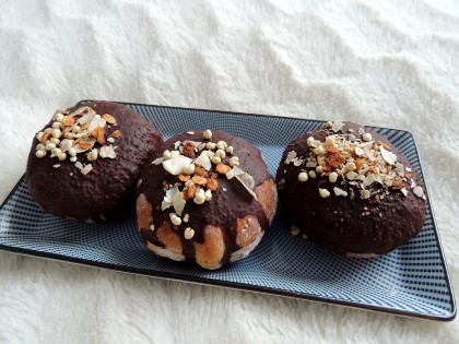 WEGAŃSKIE PĄCZKI Z DELIKATNYM KREMEM I CZEKOLADĄ (czas: 120min.)