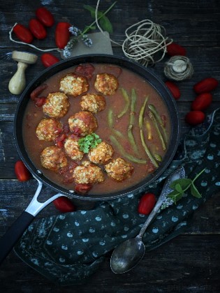 PULPECIKI W SOSIE POMIDOROWYM Z FASOLKĄ SZPARAGOWĄ (czas: 60 min.)
