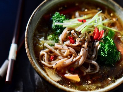RAMEN, CZYLI JAPOŃSKA ZUPA Z NOODLAMI I MISO