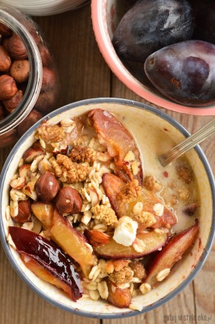 OWSIANKA ZE ŚLIWKĄ, MORWĄ I ORZECHAMI LASKOWYMI (czas: 15 min.)